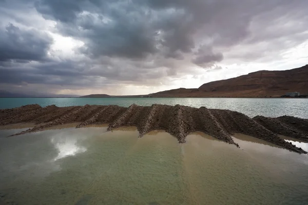 La mezcla de sal marina y barro en la playa — Foto de Stock