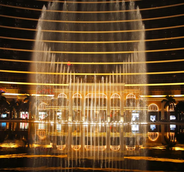 The " Dancing fountains " in complex of hotels of Ma?au — Stock Photo, Image