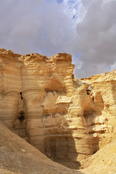 De zandige canyon in oude bergen — Stockfoto