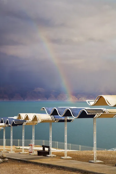 Regnbågen under åska-storm vid döda havet — Stockfoto