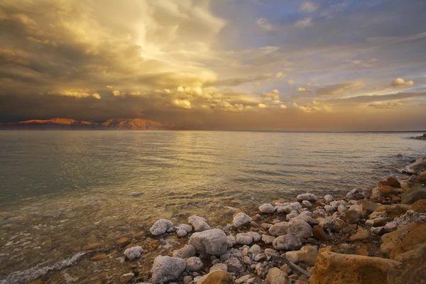 Ακτή της Νεκράς Θάλασσας στο Ισραήλ σε μια βροντή άνοιξη-καταιγίδα. — Φωτογραφία Αρχείου