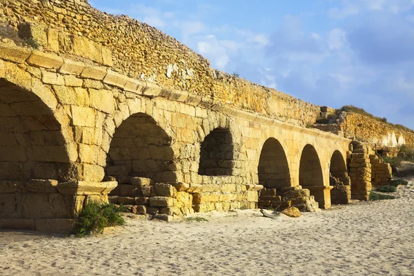 O aqueduto na costa do mar Mediterrâneo em Israel — Fotografia de Stock
