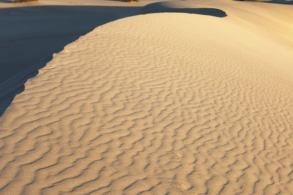 Les dunes de sable sont l'or lever du soleil — Photo