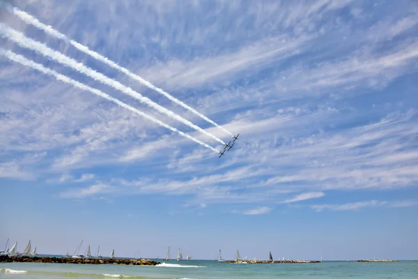 Aviones de vuelo sobre el mar — Foto de Stock