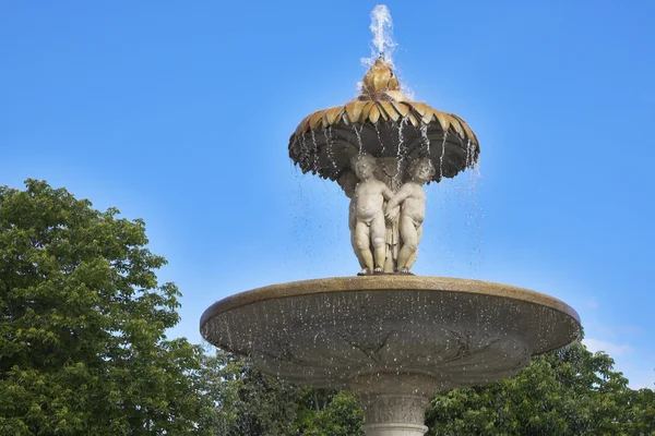 大理石の彫像で飾られた噴水 — ストック写真