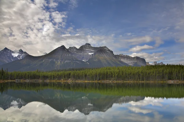 Montaña y lago . — Foto de Stock