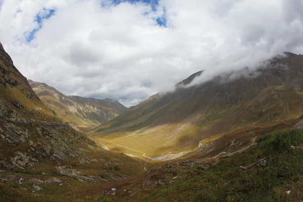 Meravigliosa valle in montagna — Foto Stock