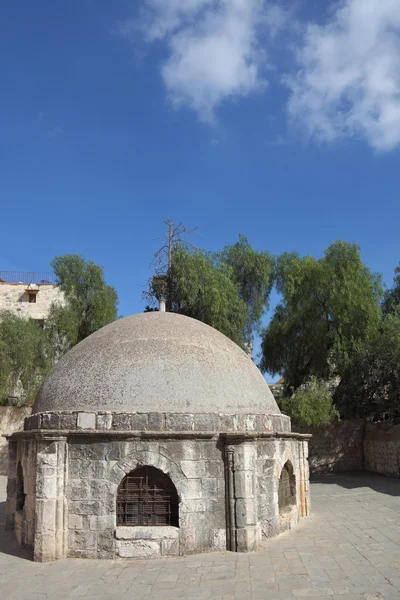 Edificio bajo redondo cerca de la iglesia copta —  Fotos de Stock