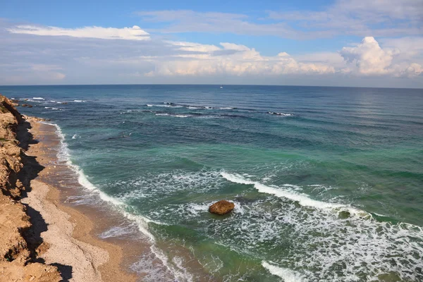 Akdeniz sahil iyi havalarda — Stok fotoğraf