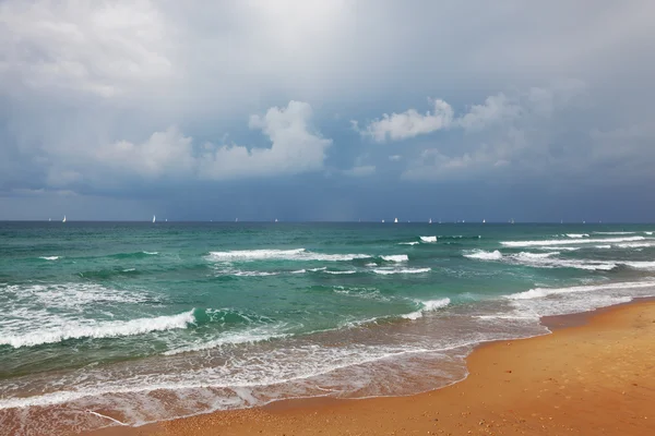 Una spiaggia di sabbia gialla dopo una forte tempesta — Foto Stock