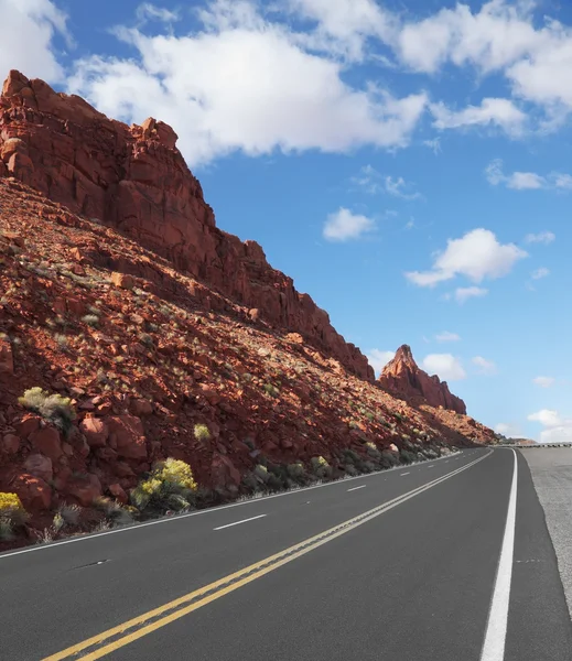 The road passes rocks of sandstone — Stock Photo, Image