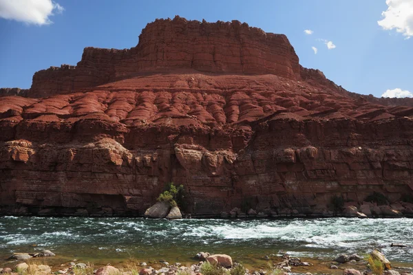 砂岩と川の崖. — ストック写真