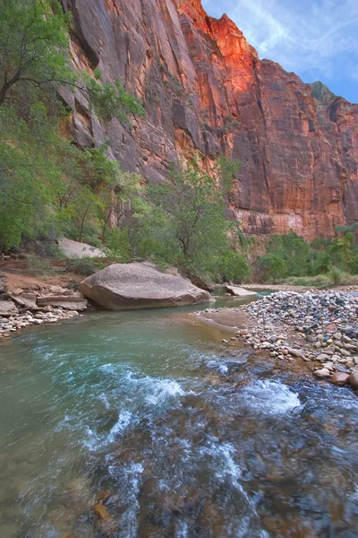 Pequeno rio fino entre rochas vermelhas — Fotografia de Stock