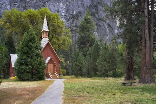 공원에 있는 교회 — 스톡 사진