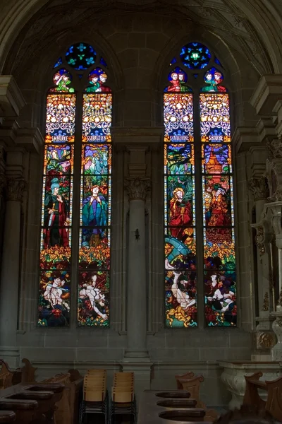 Παράθυρα βιτρώ εκκλησία教堂的彩色玻璃窗户 — Φωτογραφία Αρχείου