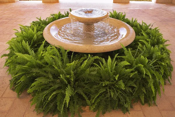Мраморный павильон и круглый фонтан — стоковое фото