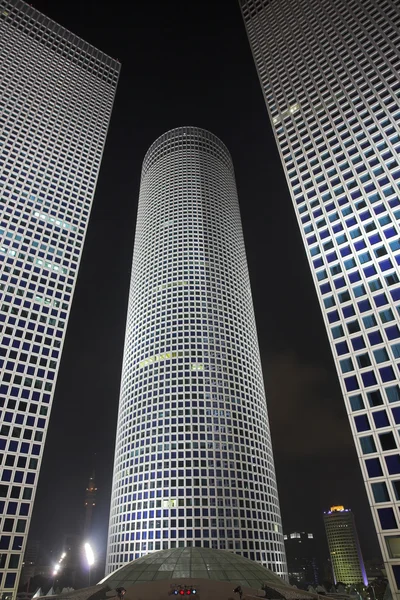 Les gratte-ciel dans la partie affaires Tel-Aviv la nuit — Photo