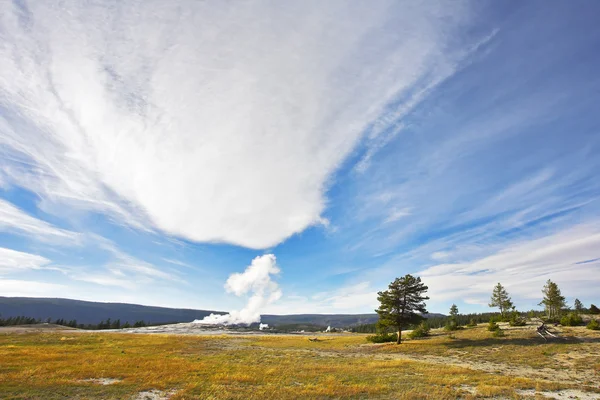 Nuages volants au-dessus des prairies et du geyser — Photo