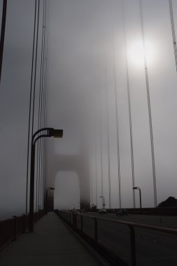 Golden gate Köprüsü kalın sis.