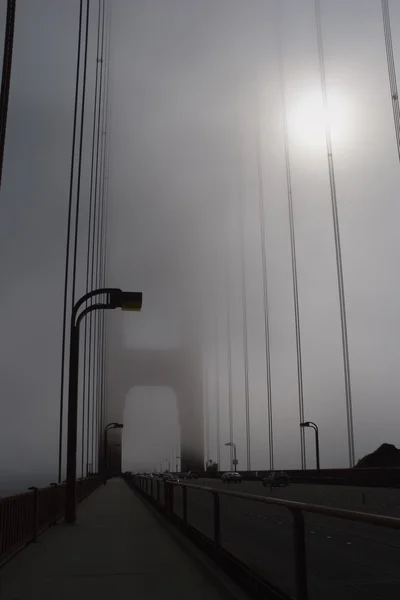 在浓雾中的金门大桥. — 图库照片