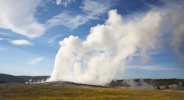 Кипіння геотермальних гейзер — стокове фото
