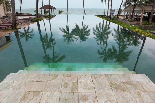 Wide marble steps go down in pool — Stock Photo, Image