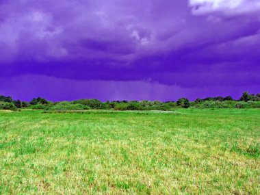 gespannen veld voordat onweerönce fırtına eğdi alanı