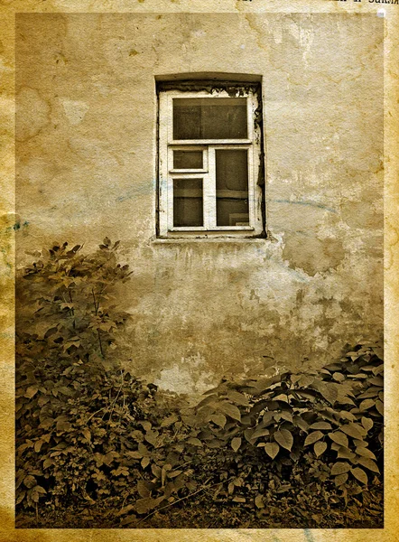 Antigua pared con ventana blanca — Foto de Stock