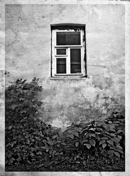 Stará zeď s bílým oknem — Stock fotografie