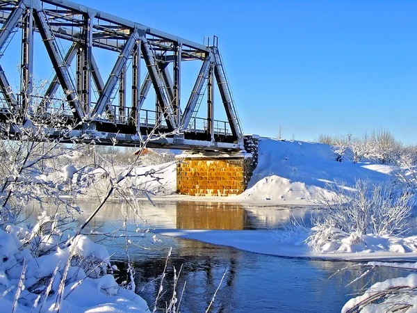 Vieux pont ferroviaire à travers une petite rivière — Photo