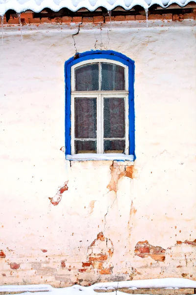 Окно старого кирпичного здания — стоковое фото
