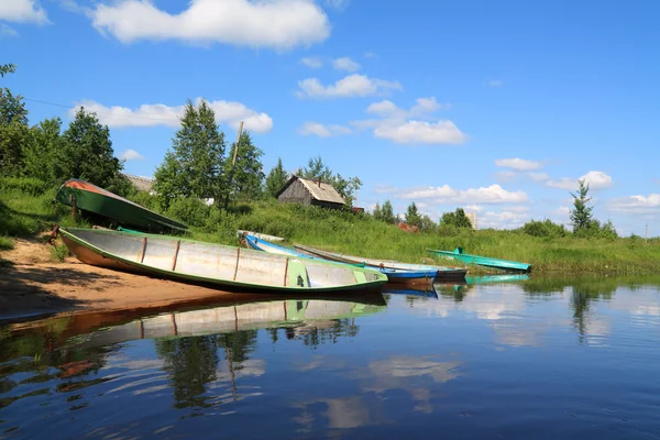 Лодка на берегу реки — стоковое фото