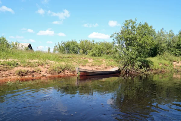 Човен на березі річки — стокове фото