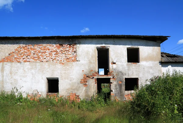 Старий зруйнований будинок — стокове фото