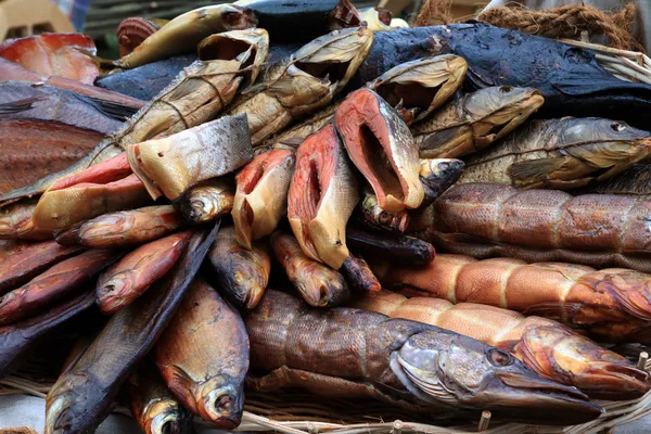 Räucherfisch auf dem Bauernmarkt — Stockfoto