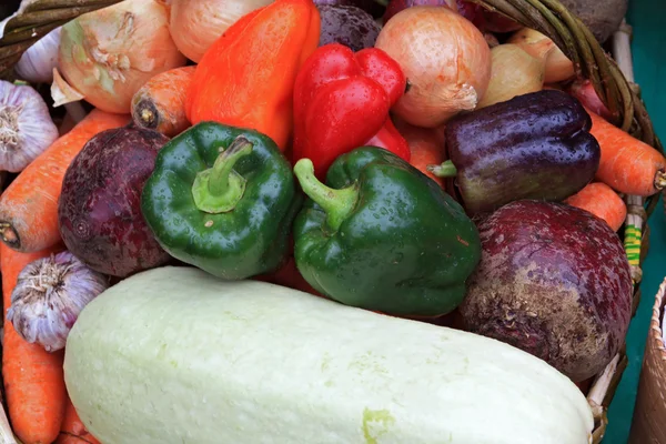 Овощи на сельском рынке — стоковое фото