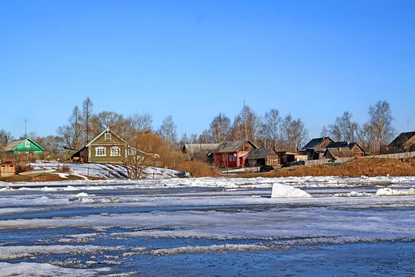 Körning av is på floden — Stockfoto