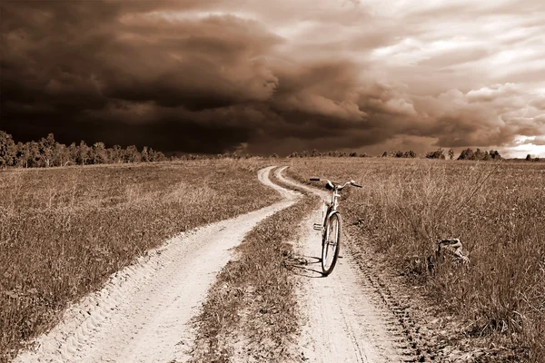 Bicicletta su strada rurale — Foto Stock