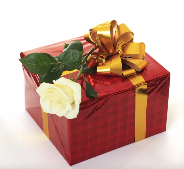 Gift and rose. — Stock Photo, Image