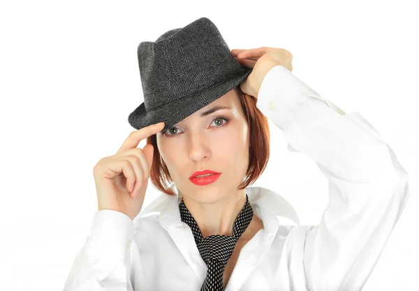 Mooi meisje in een hoed en stropdas. — Stockfoto
