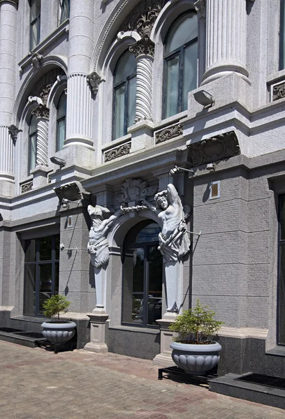 Esculturas na fachada do edifício. — Fotografia de Stock