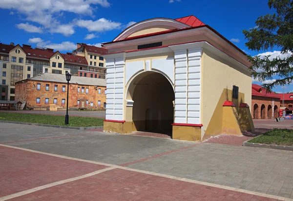 Tobolsk poort. gerenoveerd oud gebouw. Omsk. — Stockfoto