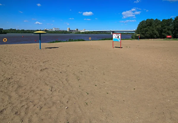 空のビーチ。禁止泳ぐ. — ストック写真