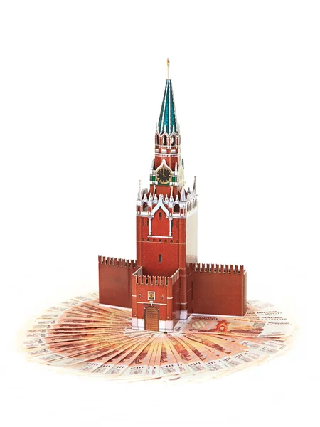 Модель Московского Кремля на фоне пятитысячной — стоковое фото