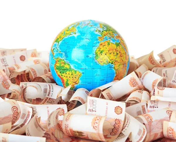 Globe tegen vijf duizendste Russische bankbiljetten — Stockfoto