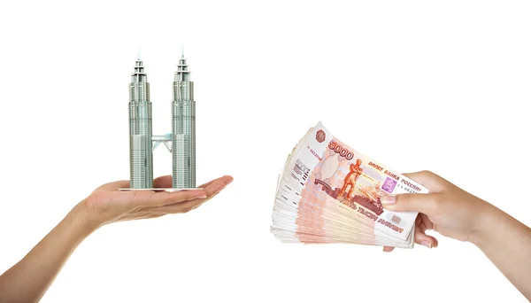 Modell Wolkenkratzer "Petronas Zwillingstürme" und eine Packung von fünf thous — Stockfoto