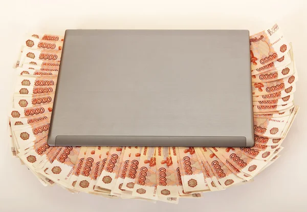 Russische grote stapel geld op een laptop — Stockfoto