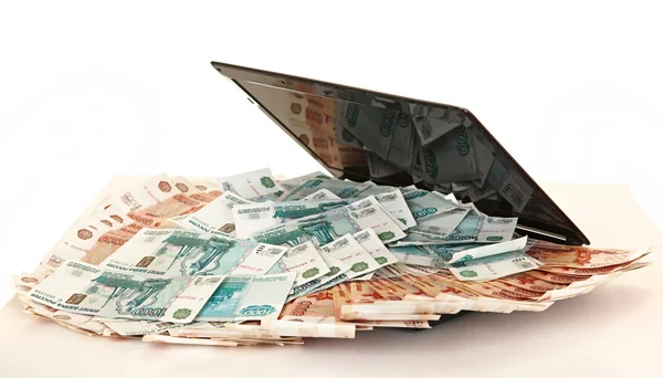 Grande pilha russa de dinheiro em um laptop — Fotografia de Stock