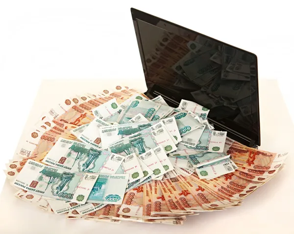 俄罗斯大堆的便携式计算机上的钱 — 图库照片
