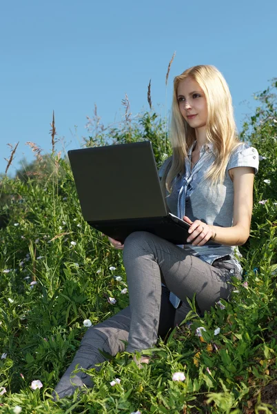 Csinos lány dolgozik laptop a szabadban. — Stock Fotó